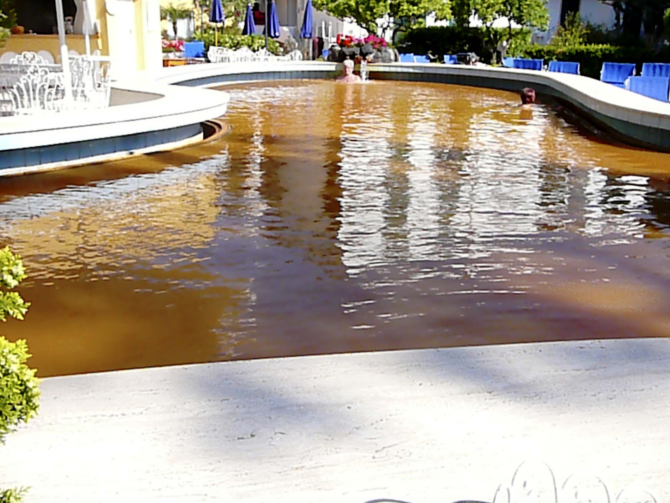 Ischia. Rote Thermalwasser