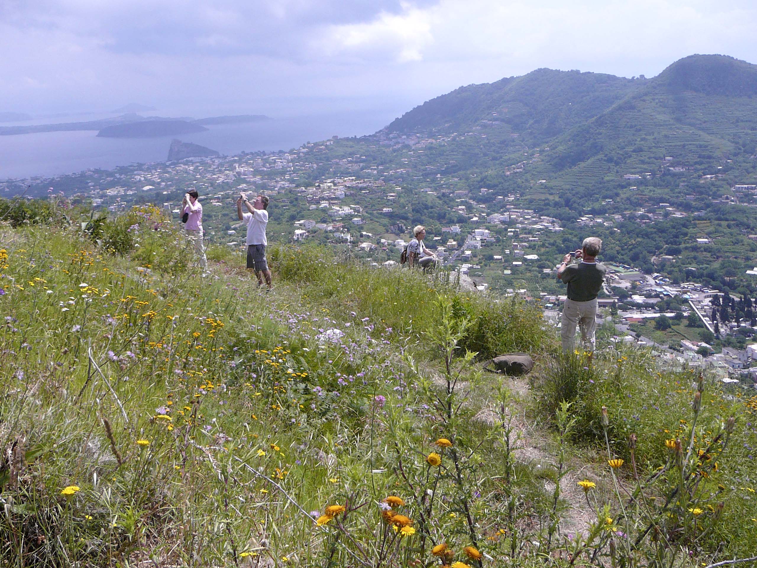 Ischia. Wandern in Wandergruppe mit Wanderführer auf den Wanderwege der Insel