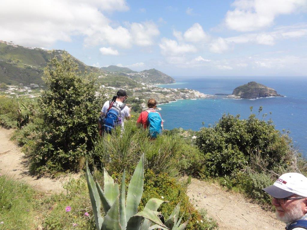 trekking ad Ischia. Trekking-tra-le-baie